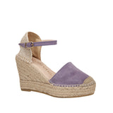 Fioletowe espadryle Macarena z miękkiego zamszu z plecionym koturnem i paskiem na kostce, ukazane pod lekkim kątem.