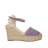 Profil fioletowych zamszowych espadryli Macarena na wysokim koturnie z naturalnej plecionki i zapięciem wokół kostki.