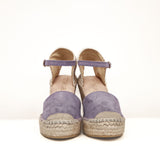 Para fioletowych espadryli Macarena widziana od frontu, z paskiem wokół kostki i plecioną podeszwą.