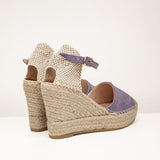 Plecione koturny espadryli Macarena od strony pięty z zamszową cholewką i tekstylnym tyłem w biało-beżową kratkę.