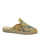 Espadryle Macarena widok pod kątem na białym tle – letnie espadryle z wyrazistym haftem w odcieniach żółtego i niebieskiego, sfotografowane w lekkim profilu.