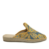 Espadryle Macarena widok z boku na białym tle – haftowane espadryle w kolorze niebieskim z żółtym wzorem, widoczne z lewej strony, na płaskiej, jutowej podeszwie.