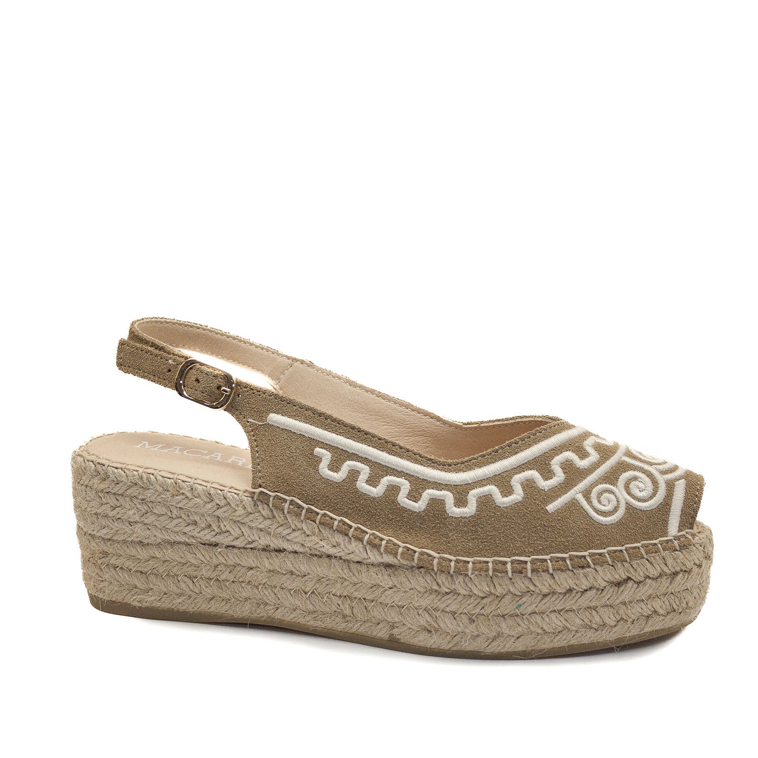 Espadryle Macarena na koturnie – widok pod kątem na białym tle – espadryle z odkrytą piętą i regulowanym paskiem, na beżowej koturnie, sfotografowane w lekkim profilu.