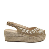 Espadryle Macarena na koturnie – widok z boku na białym tle – haftowane espadryle w kolorze beżowym z białym wzorem, widoczne z lewej strony, na plecionej, jutowej koturnie.