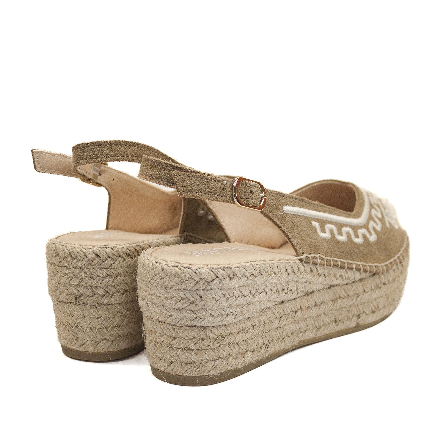 Espadryle Macarena na koturnie – widok z tyłu na białym tle – para beżowych espadryli z haftem, ujęcie tylne pokazujące wyprofilowaną piętę i strukturę podeszwy.