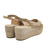 Espadryle Macarena na koturnie – widok z tyłu na białym tle – para beżowych espadryli z haftem, ujęcie tylne pokazujące wyprofilowaną piętę i strukturę podeszwy.