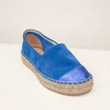 Espadryle Macarena – niebieskie, zamszowe, skórzane z góry – ujęcie pokazujące kształt cholewki, niskie wycięcie i błyszczący nosek.