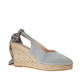 Espadryle Macarena – wiązane, zamszowe, na koturnie widok pod kątem – elegancki bok buta z plecionym koturnem i ozdobną wiązaną tasiemką.