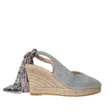 Espadryle Macarena – wiązane, zamszowe, na koturnie widok z boku – cały profil buta pokazujący cholewkę i wysokość koturna, szarfa w kwiaty wystaje zza pięty.