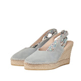 Espadryle Macarena – wiązane, zamszowe, na koturnie widok z przodu – para espadryli ustawiona pod kątem, widoczna kwiatowa szarfa i miękka cholewka z naturalnego zamszu.