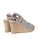 Espadryle Macarena – wiązane, zamszowe, na koturnie widok z tyłu – pleciony koturn w zbliżeniu oraz dekoracyjna szarfa przewiązana na kokardkę.