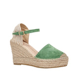Zielone espadryle Macarena z zamszową cholewką i plecionym koturnem – widok z boku pod kątem