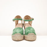 Espadryle Macarena zielone zamszowe na koturnie – widok z przodu, oba buty