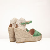 Espadryle Macarena zielone zamszowe na koturnie – widok z tyłu na plecioną piętę i pasek