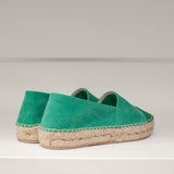 Espadryle Macarena – zielone, zamszowe, skórzane – widok od tyłu z lekko uniesioną piętą