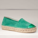 Espadryle Macarena – zielone, zamszowe, skórzane – zbliżenie na czubek z połyskującym wykończeniem