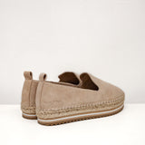 Espadryle Marc O’Polo beżowe zamszowe skórzane – widok pary od tyłu, z podkreśleniem tekstury zamszu i detali plecionki z rafii
