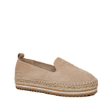 Espadryle Marc O’Polo beżowe zamszowe skórzane – widok pod kątem, eksponujący linię cholewki i ozdobną plecionkę