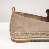 Zbliżenie na logo i plecioną platformę espadryli Marc O’Polo beżowe zamszowe skórzane – widok tylnej części cholewki z pętelką i przeszyciem