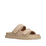 Klapki Bibi Lou camel – hiszpańskie, beżowe buty w stylu boho, widok pod kątem z widoczną platformą i ozdobnym szwem