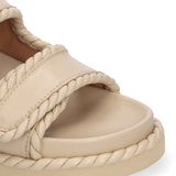 Zbliżenie na beżowe klapki Bibi Lou w stylu camel – szczegółowy widok plecionego wykończenia i miękkiej cholewki