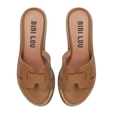 Hiszpańskie klapki Bibi Lou – brązowe, skórzane, na koturnie – widok z góry.