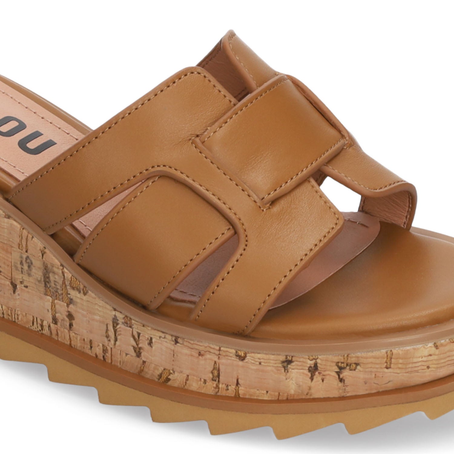 Klapki Bibi Lou – brązowe, skórzane, na koturnie – zbliżenie na cholewkę i korek.