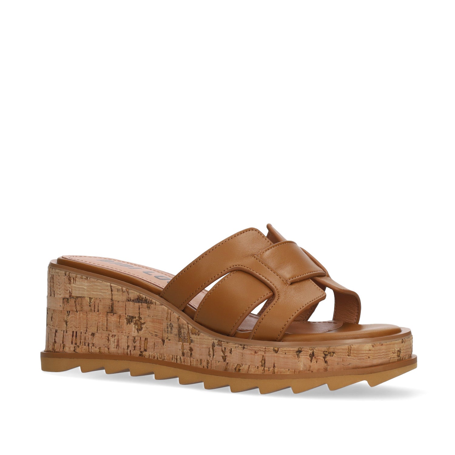 Hiszpańskie klapki Bibi Lou – brązowe, skórzane, na koturnie – ujęcie pod kątem.