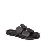 Skórzane klapki hiszpańskiej marki Bibi Lou – czarne, designerskie, ze skóry naturalnej, pod kątem.