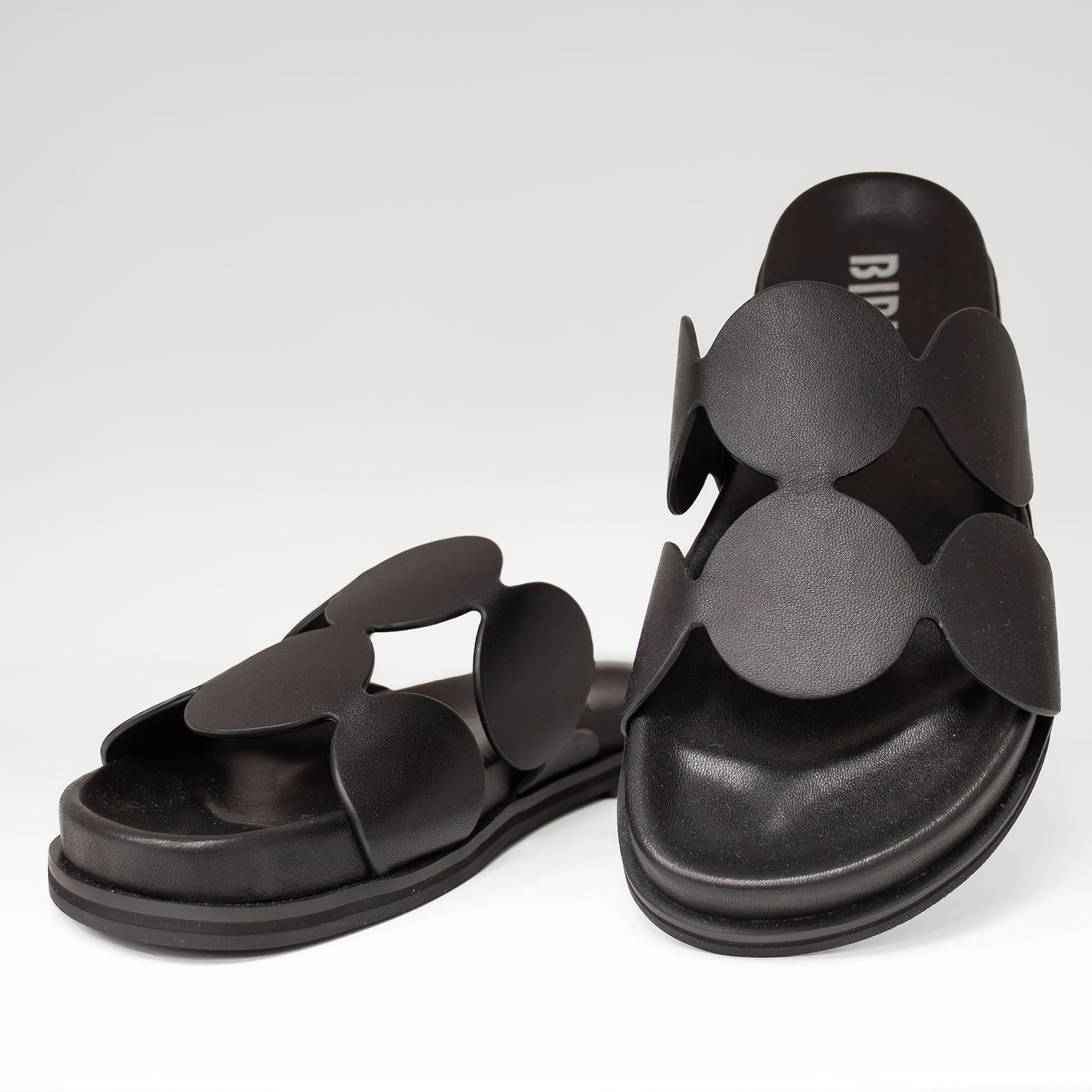 Skórzane klapki hiszpańskiej marki Bibi Lou – czarne, designerskie, ze skóry naturalnej, widok z przodu.