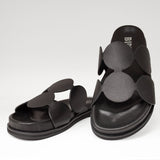 Skórzane klapki hiszpańskiej marki Bibi Lou – czarne, designerskie, ze skóry naturalnej, widok z przodu.