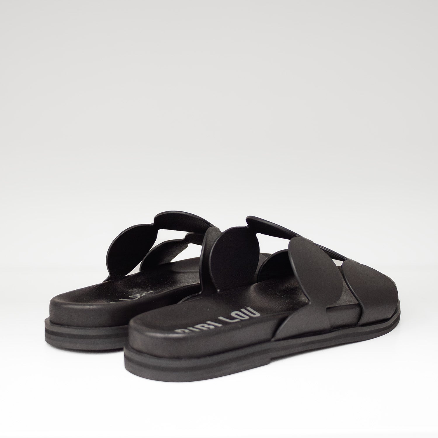 Skórzane klapki hiszpańskiej marki Bibi Lou – czarne, designerskie, ze skóry naturalnej, widok z tyłu.