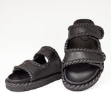 Miękkie i wygodne Klapki Bibi Lou – czarne, na platformie, hiszpańskie, widok z przodu.