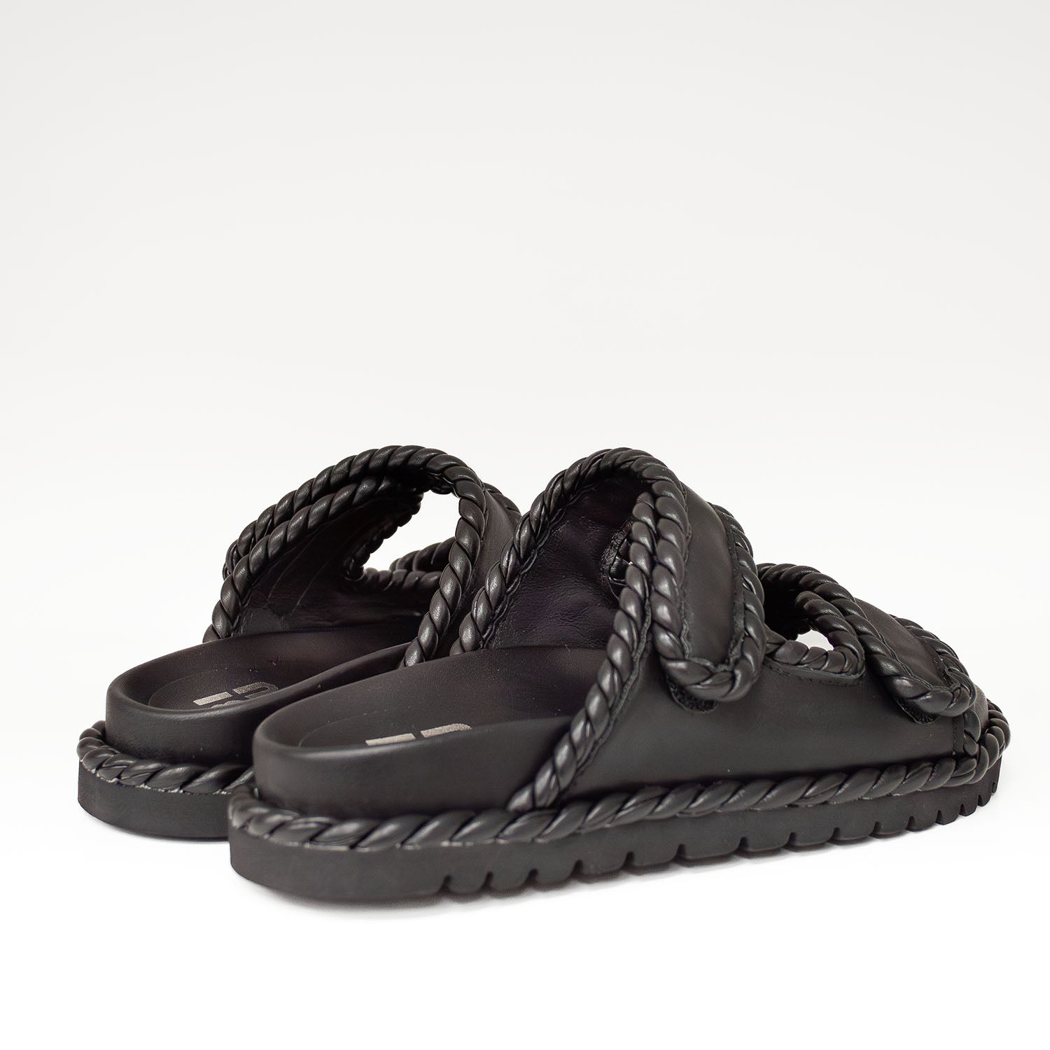 Miękkie i wygodne Klapki Bibi Lou – czarne, na platformie, hiszpańskie, widok z tyłu.