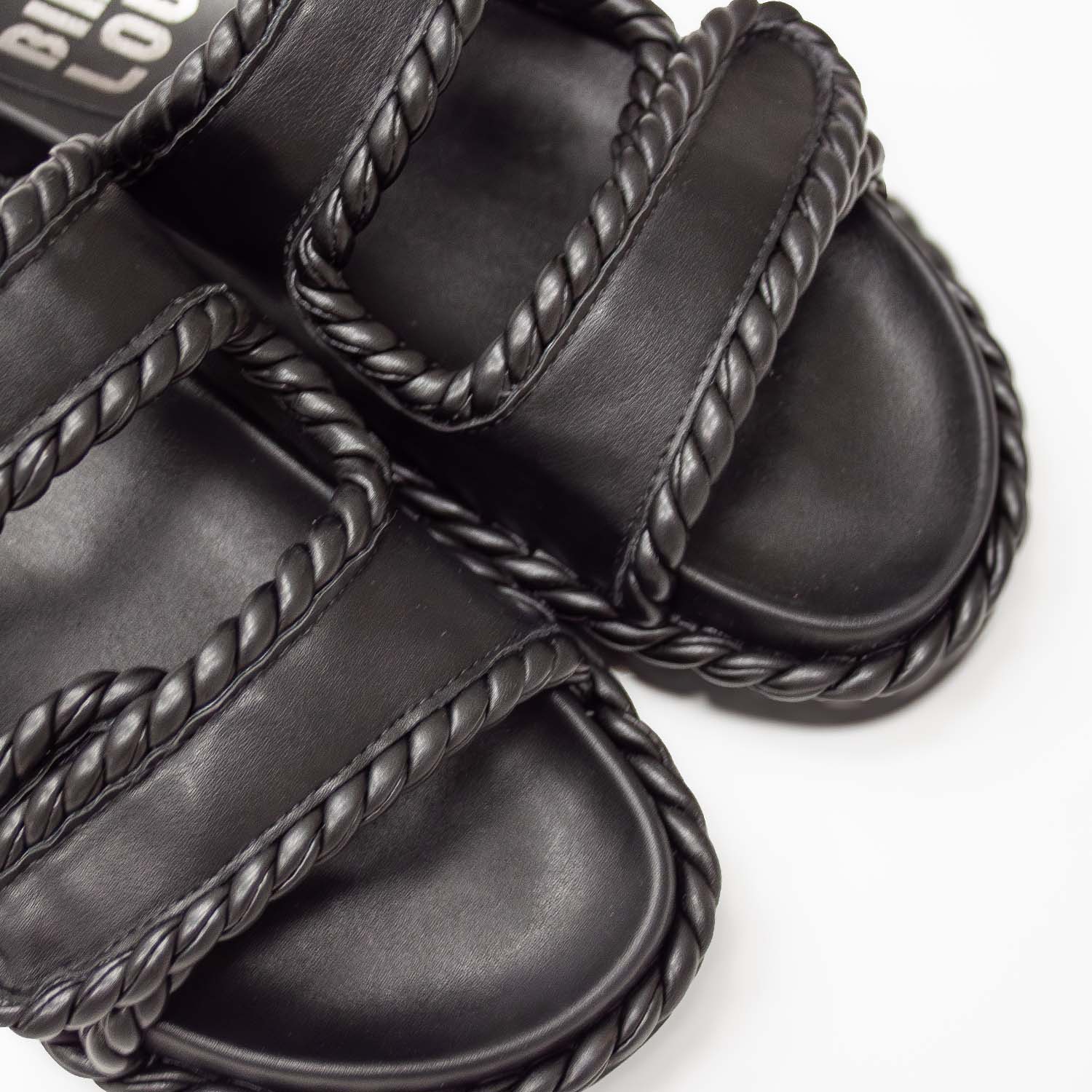 Miękkie i wygodne Klapki Bibi Lou – czarne, na platformie, hiszpańskie, zbliżenie.