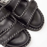 Miękkie i wygodne Klapki Bibi Lou – czarne, na platformie, hiszpańskie, zbliżenie.