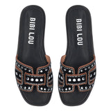 Klapki Bibi Lou – czarne, skórzane, z nitami, widok z góry – symetryczny układ nitów, skórzana wkładka z logo marki, minimalistyczna forma.