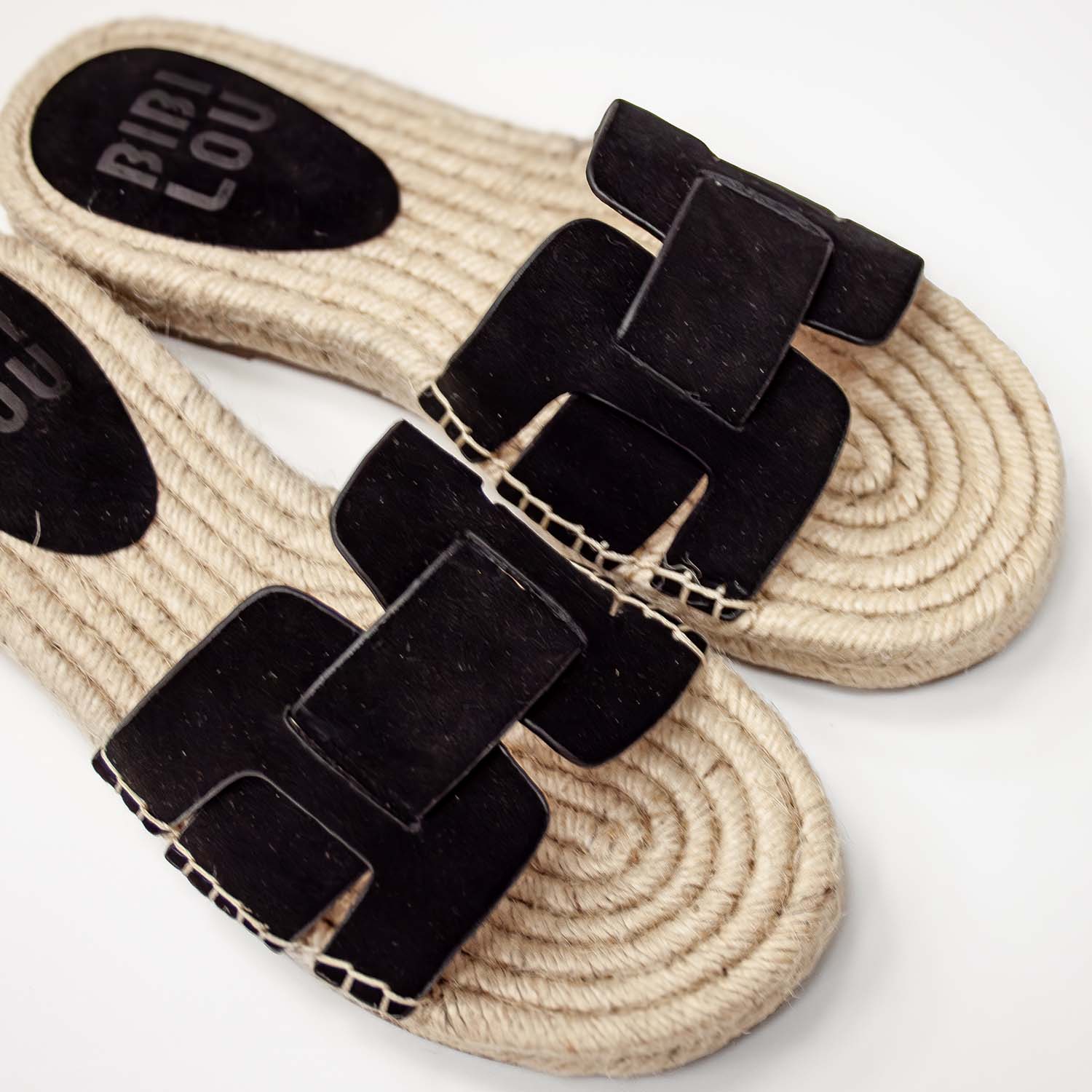 Hiszpańskie Klapki Bibi Lou w stylu espadryli, zamszowe, z naturalnej plecionki - widok z góry.