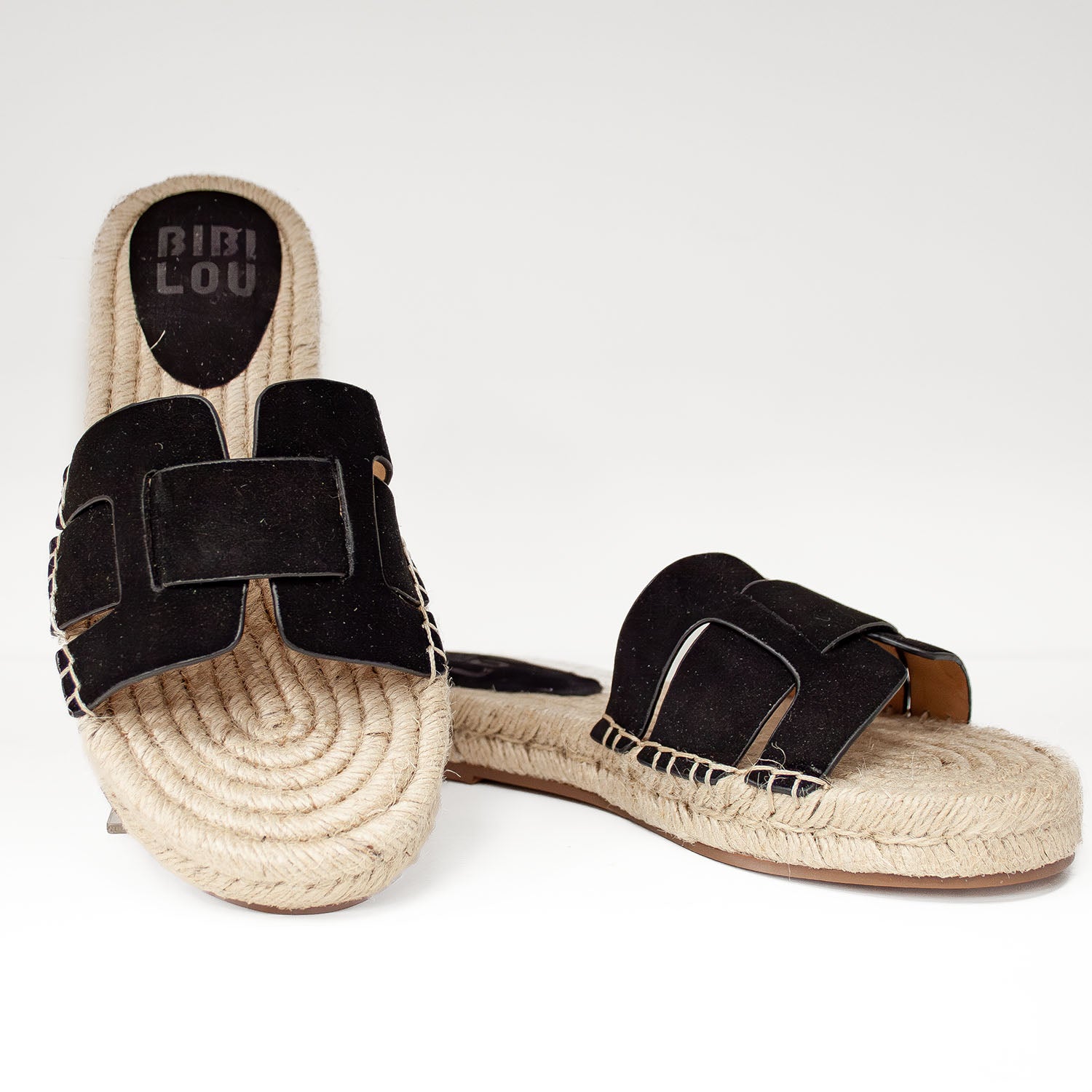 Hiszpańskie Klapki Bibi Lou w stylu espadryli, zamszowe, z naturalnej plecionki - widok z przodu.