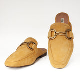 Musztardowe klapki hiszpańskiej marki Bibi Lou typu mule wykonane z miękkiego, naturalnego zamszu - widok z przodu.