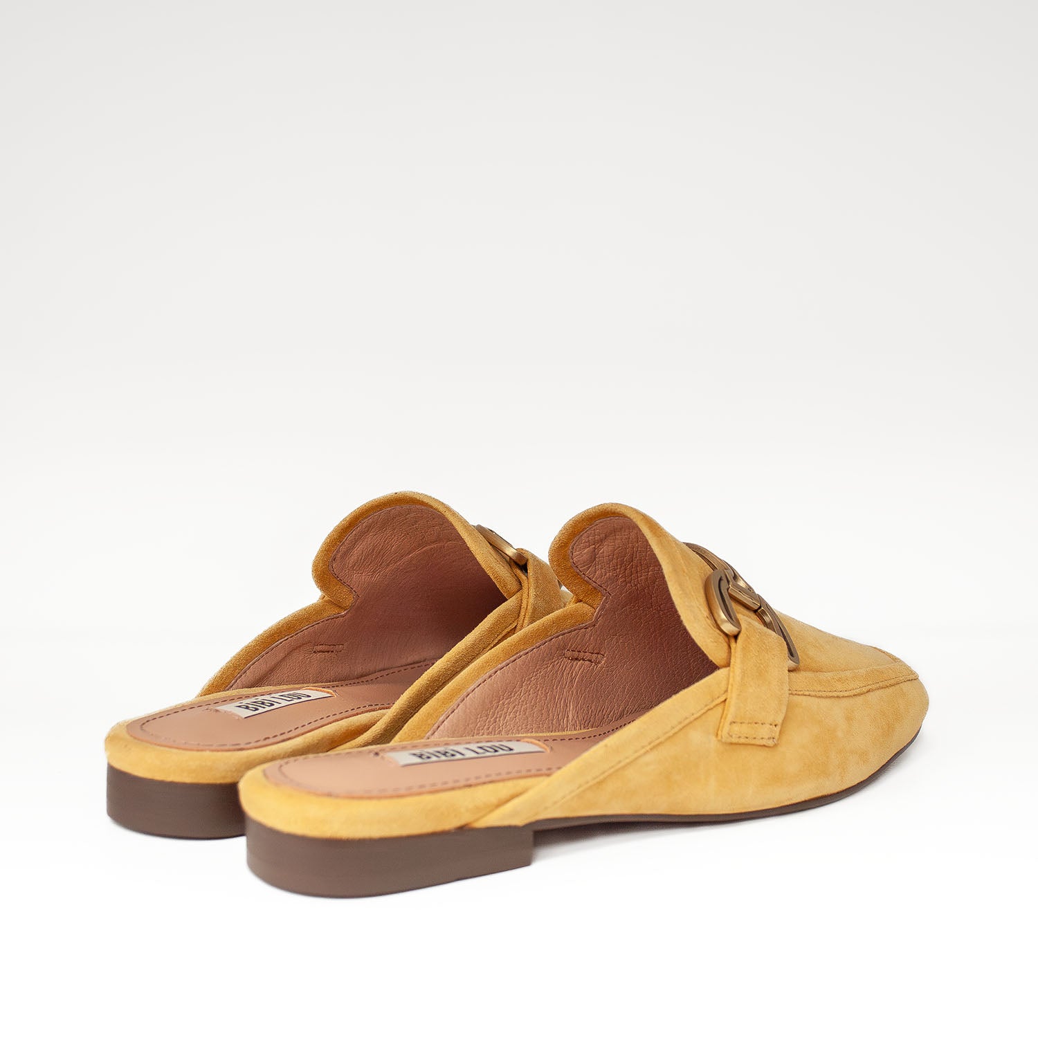 Musztardowe klapki hiszpańskiej marki Bibi Lou typu mule wykonane z miękkiego, naturalnego zamszu - widok z tyłu.