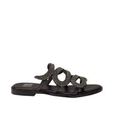 Hiszpańskie klapki Bibi Lou – skórzane, z cyrkoniami i paskami ułożynymi we wzór wijącego się węża, widok z boku.