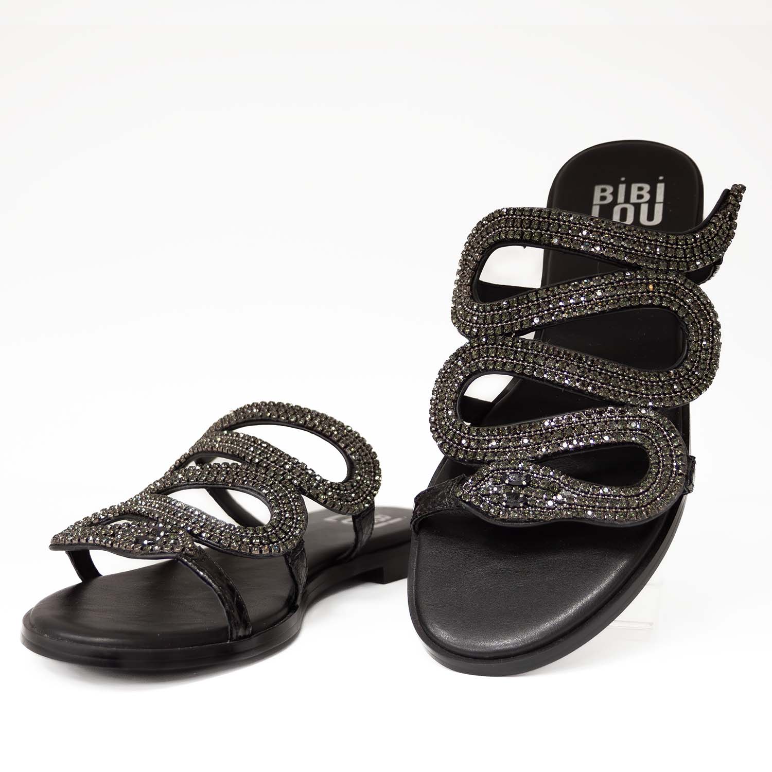 Hiszpańskie klapki Bibi Lou – skórzane, z cyrkoniami i paskami ułożynymi we wzór wijącego się węża, widok z przodu eksponujący zdobienia i paski.