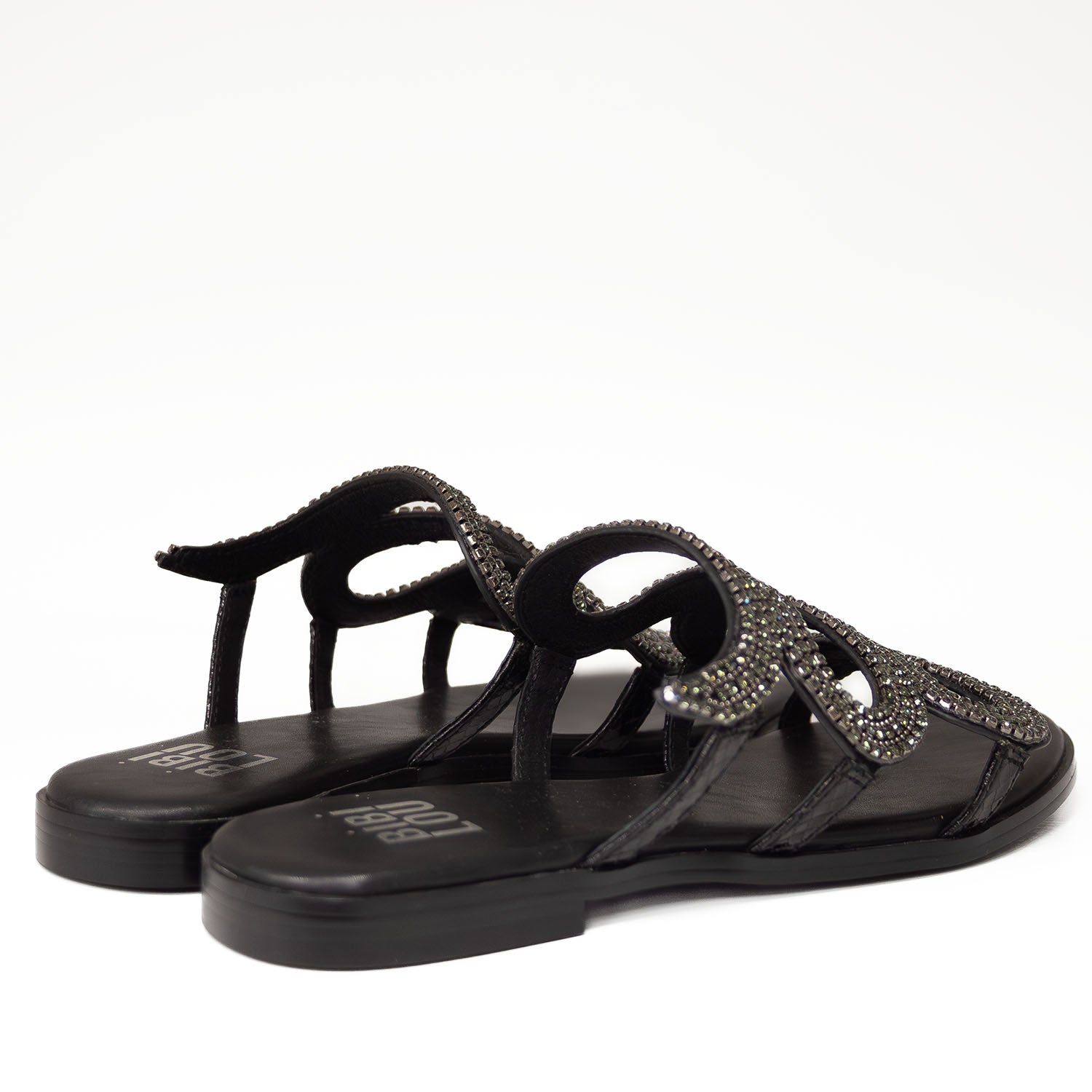 Hiszpańskie klapki Bibi Lou – skórzane, z cyrkoniami i paskami ułożynymi we wzór wijącego się węża, widok z tyłu.