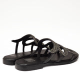 Hiszpańskie klapki Bibi Lou – skórzane, z cyrkoniami i paskami ułożynymi we wzór wijącego się węża, widok z tyłu.