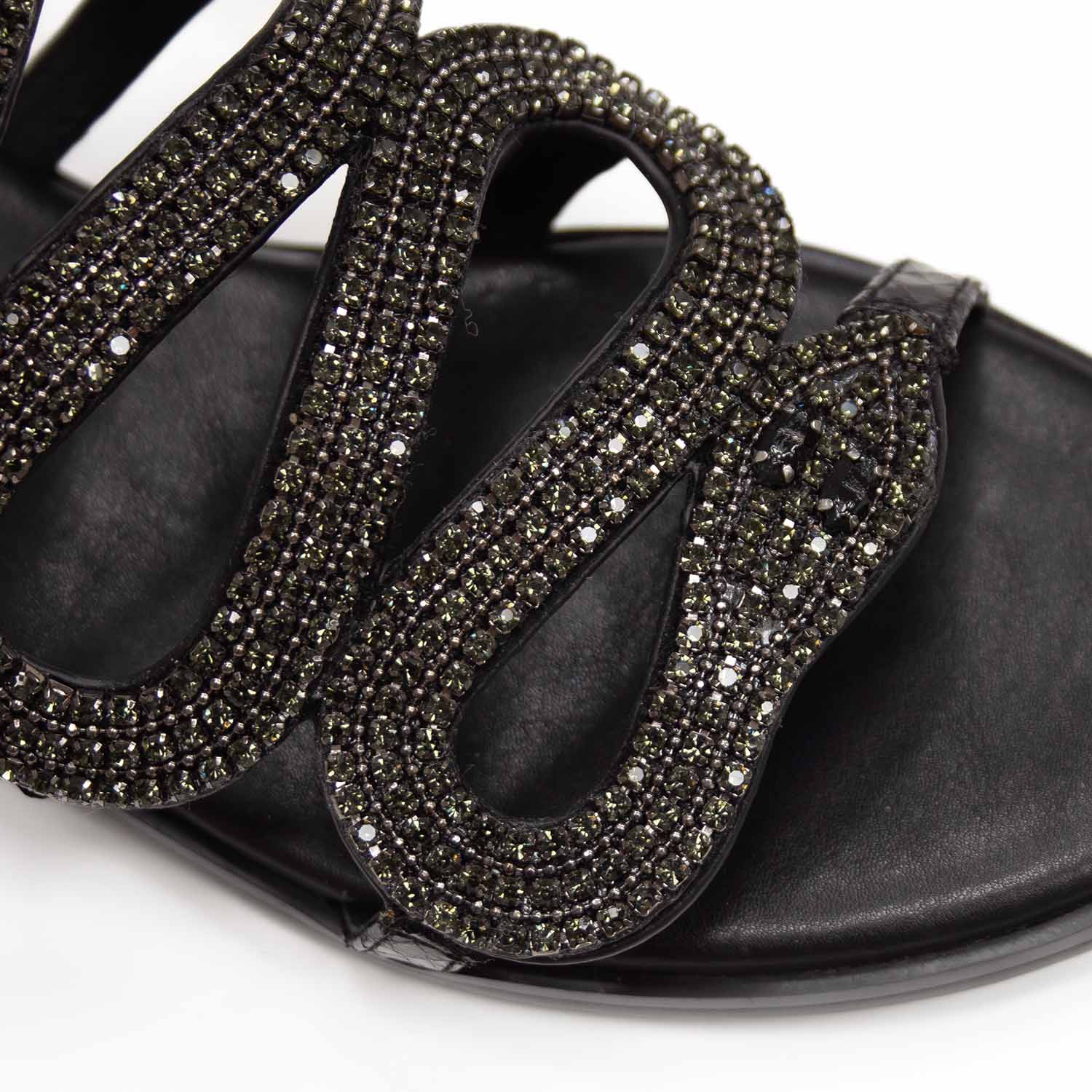 Hiszpańskie klapki Bibi Lou – skórzane, z cyrkoniami i paskami ułożynymi we wzór wijącego się węża, zbliżenie na połyskujące cyrkonie.