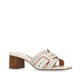 Białe skórzane klapki Bibi Lou na słupku – widok pod kątem, z widoczną drewnianą strukturą obcasa i ozdobami z metalowych nitów