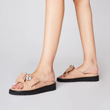 Klapki Tosca Blu – beżowe, skórzane, na platformie, zaprezentowane na modelce, która pokazuje ich lekkość i letni charakter.