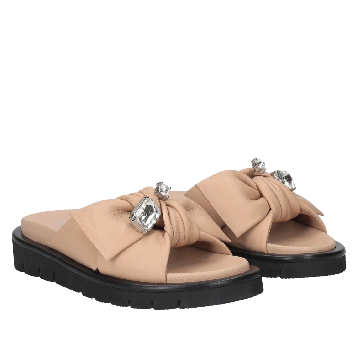 Klapki Tosca Blu – beżowe, skórzane, na platformie, pokazane pod kątem, z widoczną strukturą skóry i dekoracyjnym wykończeniem.