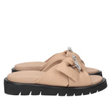 Klapki Tosca Blu – beżowe, skórzane, na platformie, widok z boku ukazujący gruby czarny spód i efektowną kokardę z kryształkami.